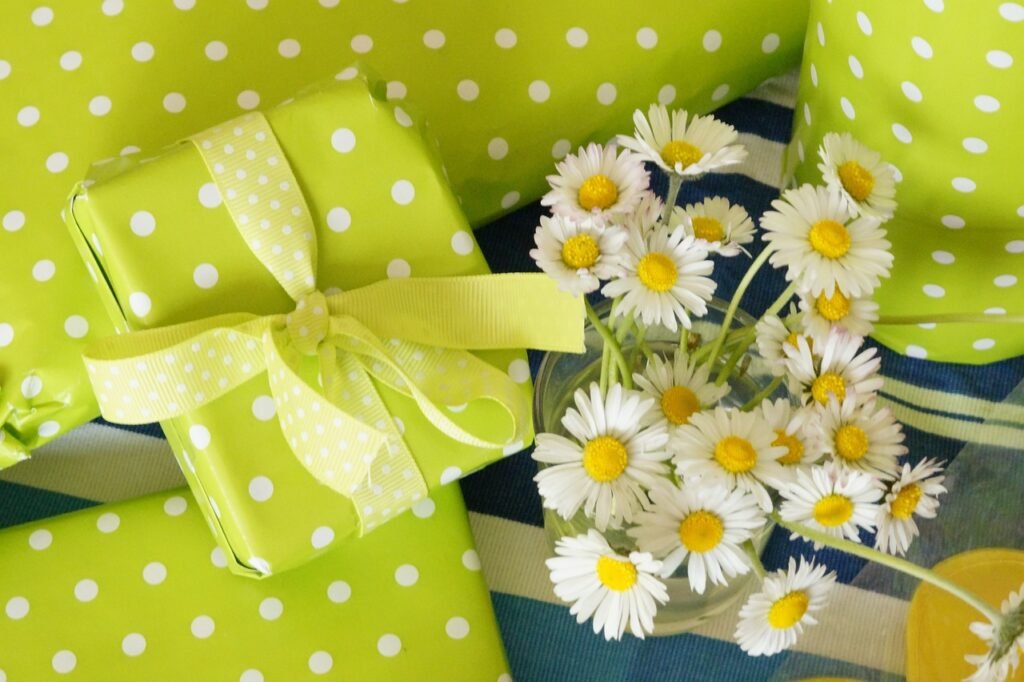 date of birth, birthday table, gifts-757097.jpg